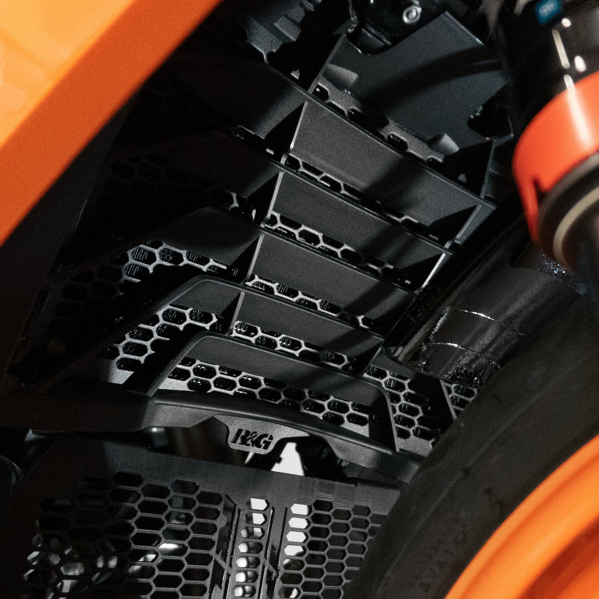 PRO Radiator Guard for KTM RC 390 / 125 / 200 '22-, 390 Adventure R '25-, Duke 125 '24- /250/390 2024,Husqvarna Vitpilen 401 '24-