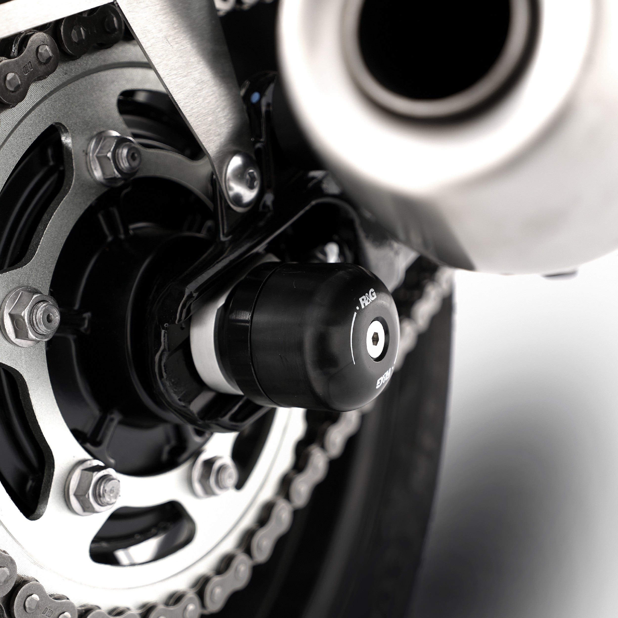 Swingarm Protectors for the Triumph Thruxton 1200 '16-, Thruxton 1200R '16-, Triumph Street Twin '16-, Speed Twin 1200 '19-'21, Scrambler 1200 XC/XE '19-, Speed Twin 900 '22- '24, Bonneville bobber '21- & Scrambler 900 '23-