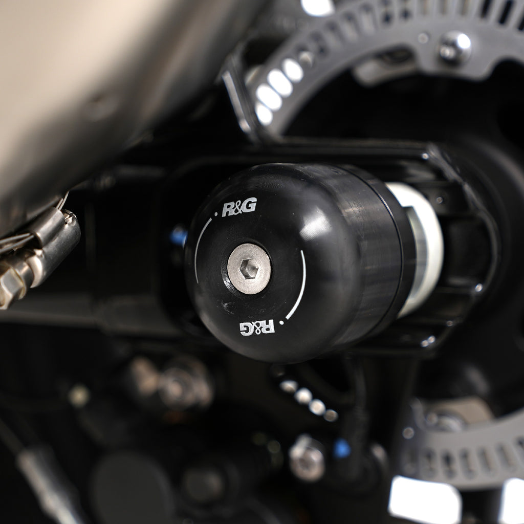 Swingarm Protectors for the Triumph Thruxton 1200 '16-, Thruxton 1200R '16-, Triumph Street Twin '16-, Speed Twin 1200 '19-'21, Scrambler 1200 XC/XE '19-, Speed Twin 900 '22- '24, Bonneville bobber '21- & Scrambler 900 '23-