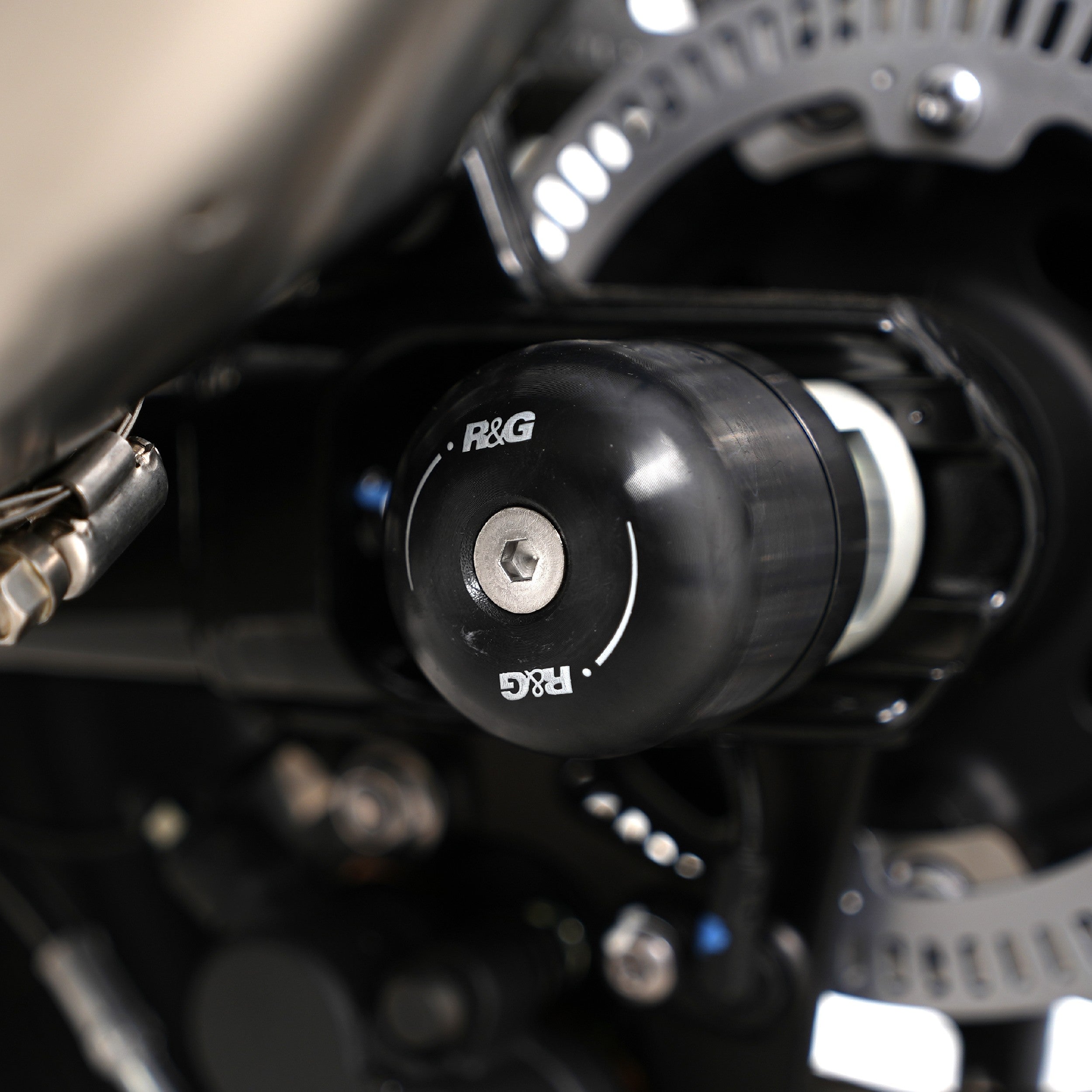 Swingarm Protectors for the Triumph Thruxton 1200 '16-, Thruxton 1200R '16-, Triumph Street Twin '16-, Speed Twin 1200 '19-'21, Scrambler 1200 XC/XE '19-, Speed Twin 900 '22- '24, Bonneville bobber '21- & Scrambler 900 '23-