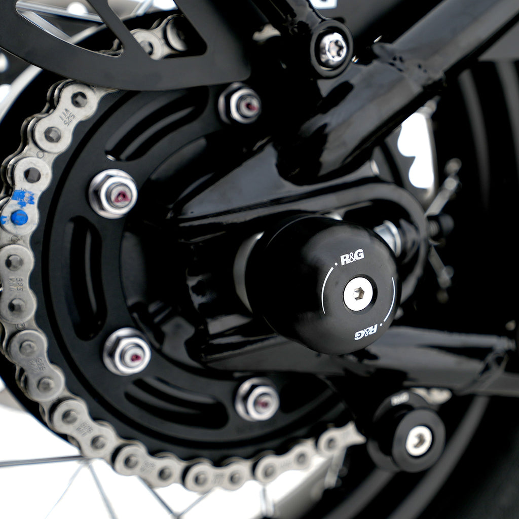 Swingarm Protectors for the Triumph Thruxton 1200 '16-, Thruxton 1200R '16-, Triumph Street Twin '16-, Speed Twin 1200 '19-'21, Scrambler 1200 XC/XE '19-, Speed Twin 900 '22- '24, Bonneville bobber '21- & Scrambler 900 '23-