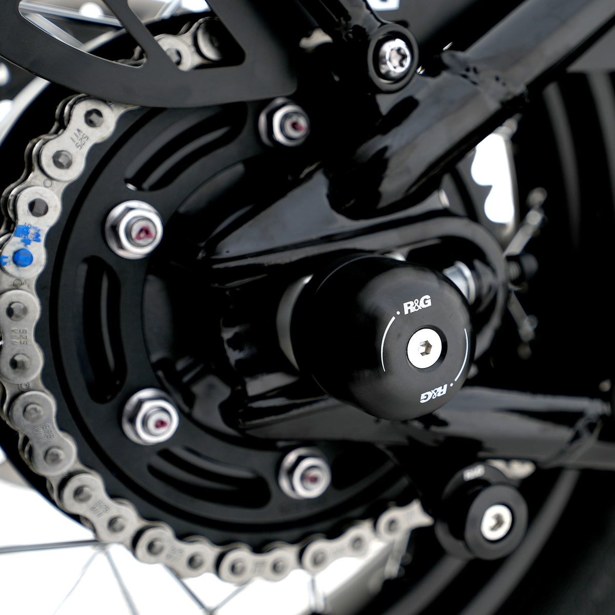 Swingarm Protectors for the Triumph Thruxton 1200 '16-, Thruxton 1200R '16-, Triumph Street Twin '16-, Speed Twin 1200 '19-'21, Scrambler 1200 XC/XE '19-, Speed Twin 900 '22- '24, Bonneville bobber '21- & Scrambler 900 '23-